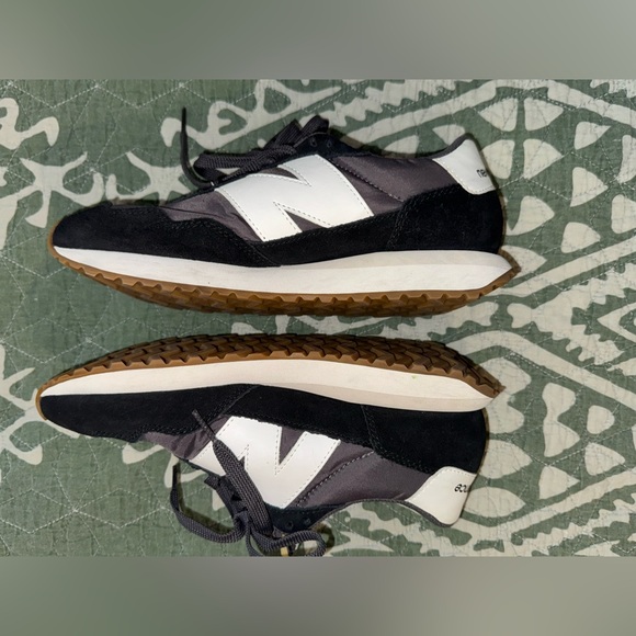 New Balance 327 Gray and Black Athletic Shoes - Picture 4 of 7